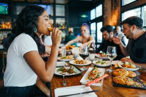 4 advantages and disadvantages of eating at restaurants